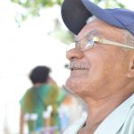 João Bastita, 66, pedreiro aposentado, vende pipoca há 12 anos na cientec, todo ano que participa compra um cordel.