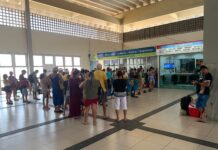 Transporte gratuito para o segundo turno apresenta dificuldades: frota de ônibus disponibilizada não é suficiente. eleitores fazem fila para obter passagem gratuita nas vésperas do 2° turno. Foto: Heitor de Souza Silva.