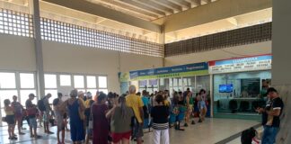 eleitores fazem fila para obter passagem gratuita nas vésperas do 2° turno. Foto: Heitor de Souza Silva.