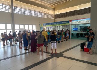 eleitores fazem fila para obter passagem gratuita nas vésperas do 2° turno. Foto: Heitor de Souza Silva.