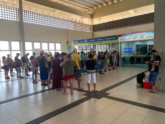 eleitores fazem fila para obter passagem gratuita nas vésperas do 2° turno. Foto: Heitor de Souza Silva. eleitores fazem fila para obter passagem gratuita nas vésperas do 2° turno. Foto: Heitor de Souza Silva.